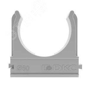43618 Держатель с защелкой 50 мм для труб DKC
